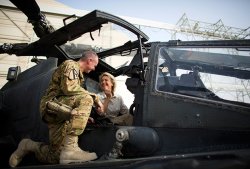 Американский солдат рассказывает Урсуле фон дер Ляйен о вертолете AH-64D Apache
