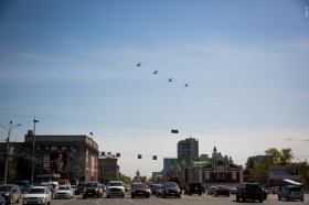 Боевые вертолеты и истребители пролетели над Красным проспектом (видео)