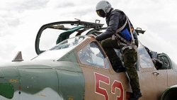 Пилот садится в штурмовик Су-25 ВКС России. Архивное фото