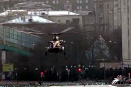 Военный вертолет в центре Москвы