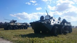 Возле «Толмачёво» расставили боевые вертолеты и БТРы (фото)